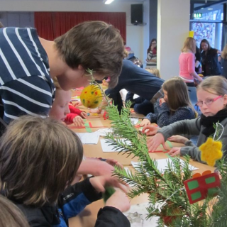 weihnachtsbasteln-2 Montessori-Schulzentrum Leipzig - Neuigkeiten - Schüler basteln im Advent